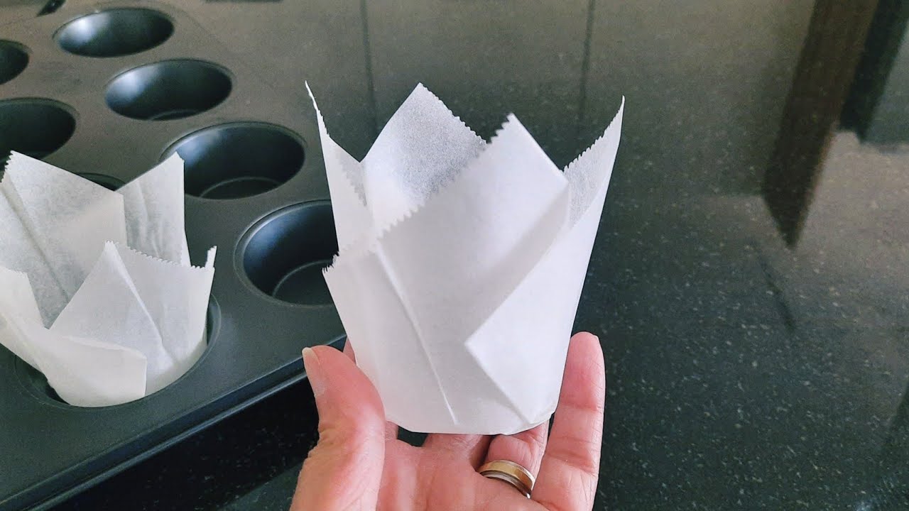 DIY: HOW TO MAKE TULIP-SHAPED MUFFIN LINER