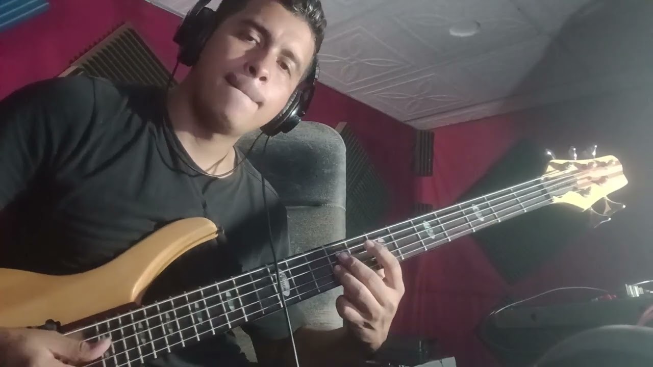 Como toco el bajo en Soy misionero en vivo..alabanzas de mi tierra 