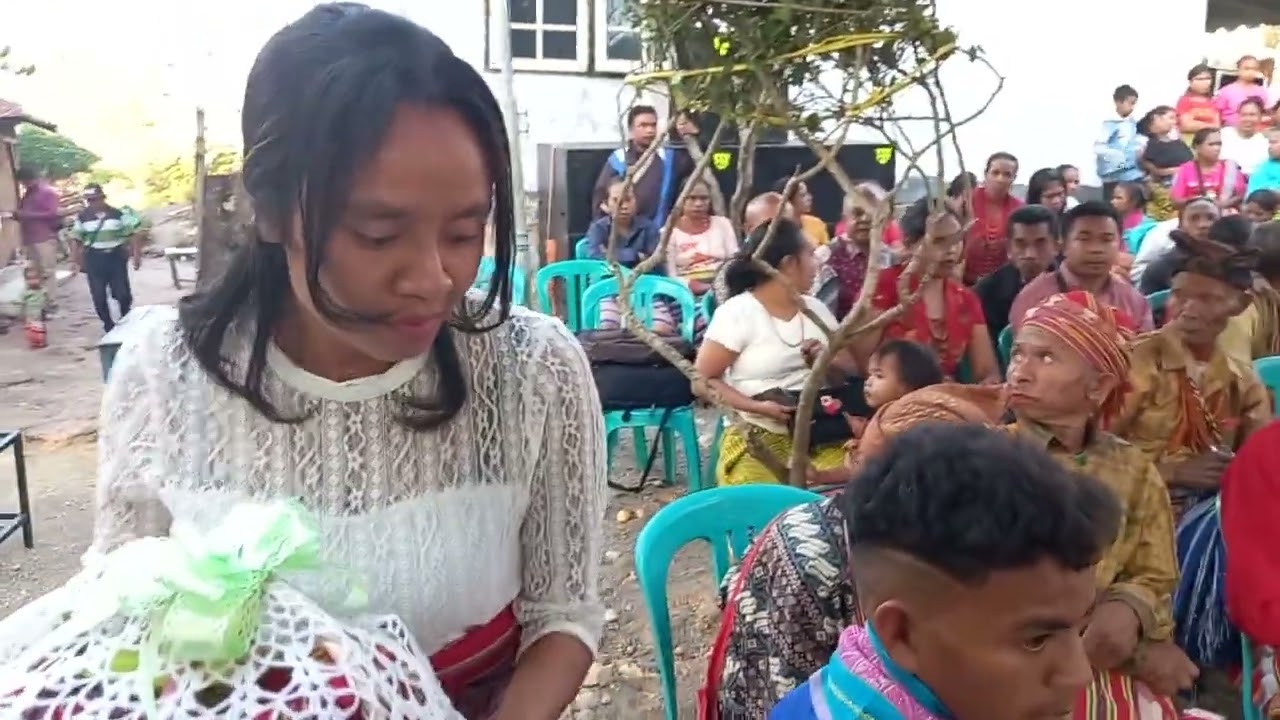 Prosesi Adat Peminangan Orang Amanuban dengan Orang Mollo Mutis_Darius Tana & Hempy Tusalak