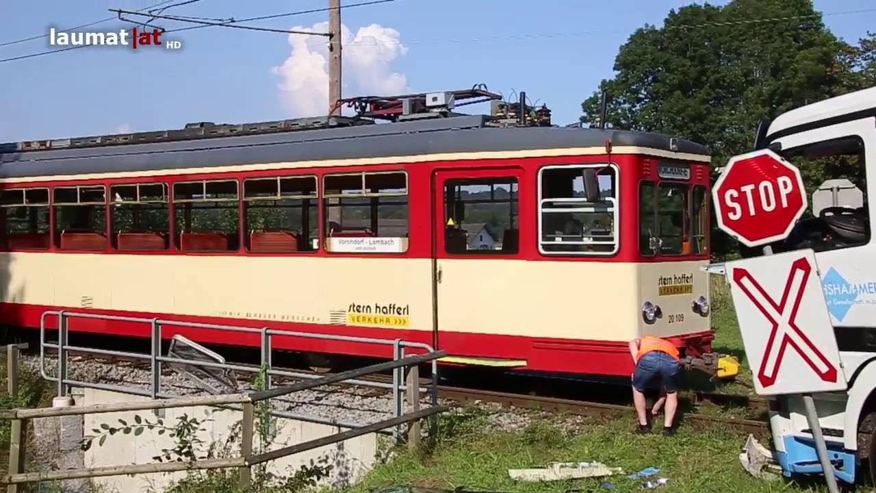 Milchtransporter kollidiert in Bad Wimsbach-Neydharting mit Lokalbahn-Triebwagen