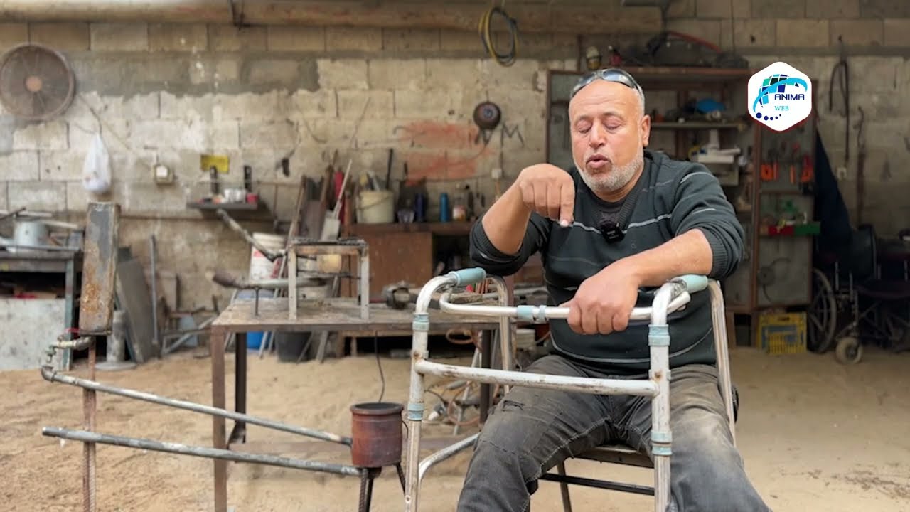 غزة.. حدّاد فلسطيني يحوّل الإعاقة إلى قوة إرادة