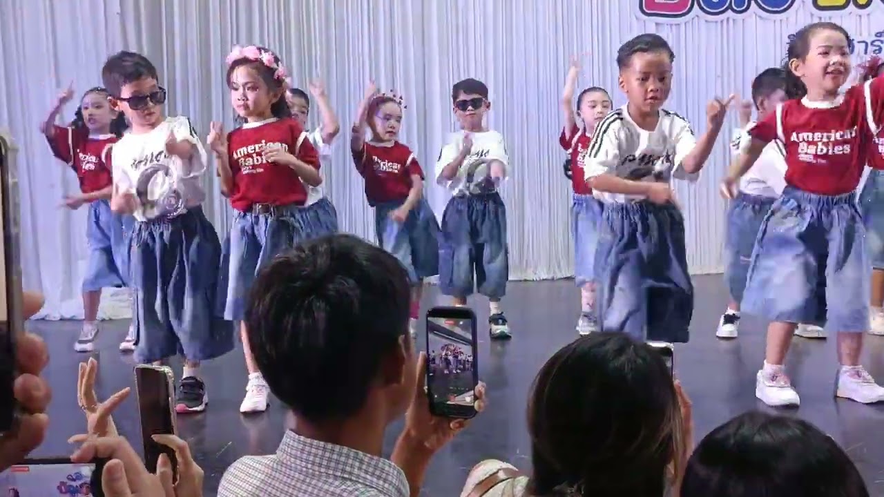 น้องอะตอมแสดงในงานรับบัณฑิตน้อย