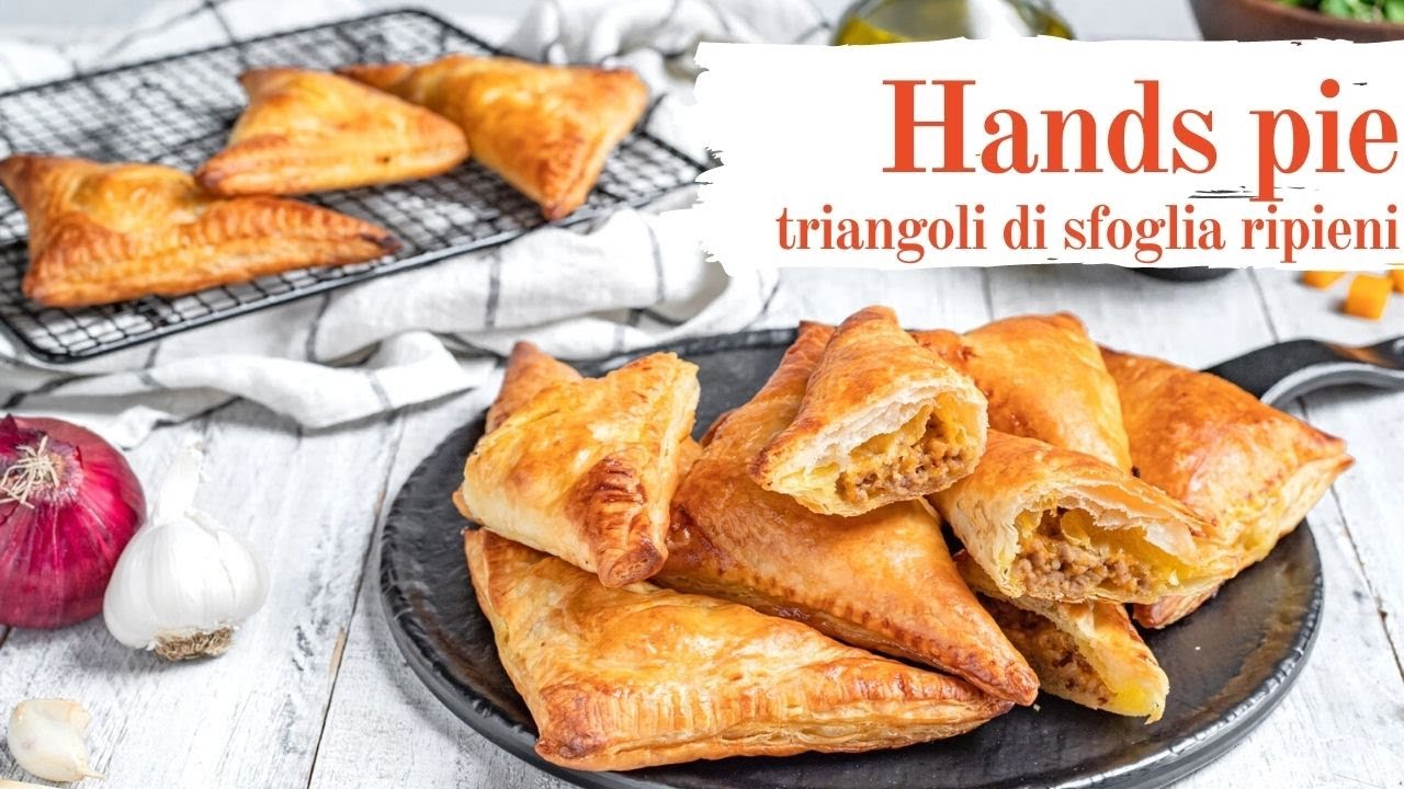 Hand pies, triangoli di pasta sfoglia cotti al forno ripieni di carne di vitello