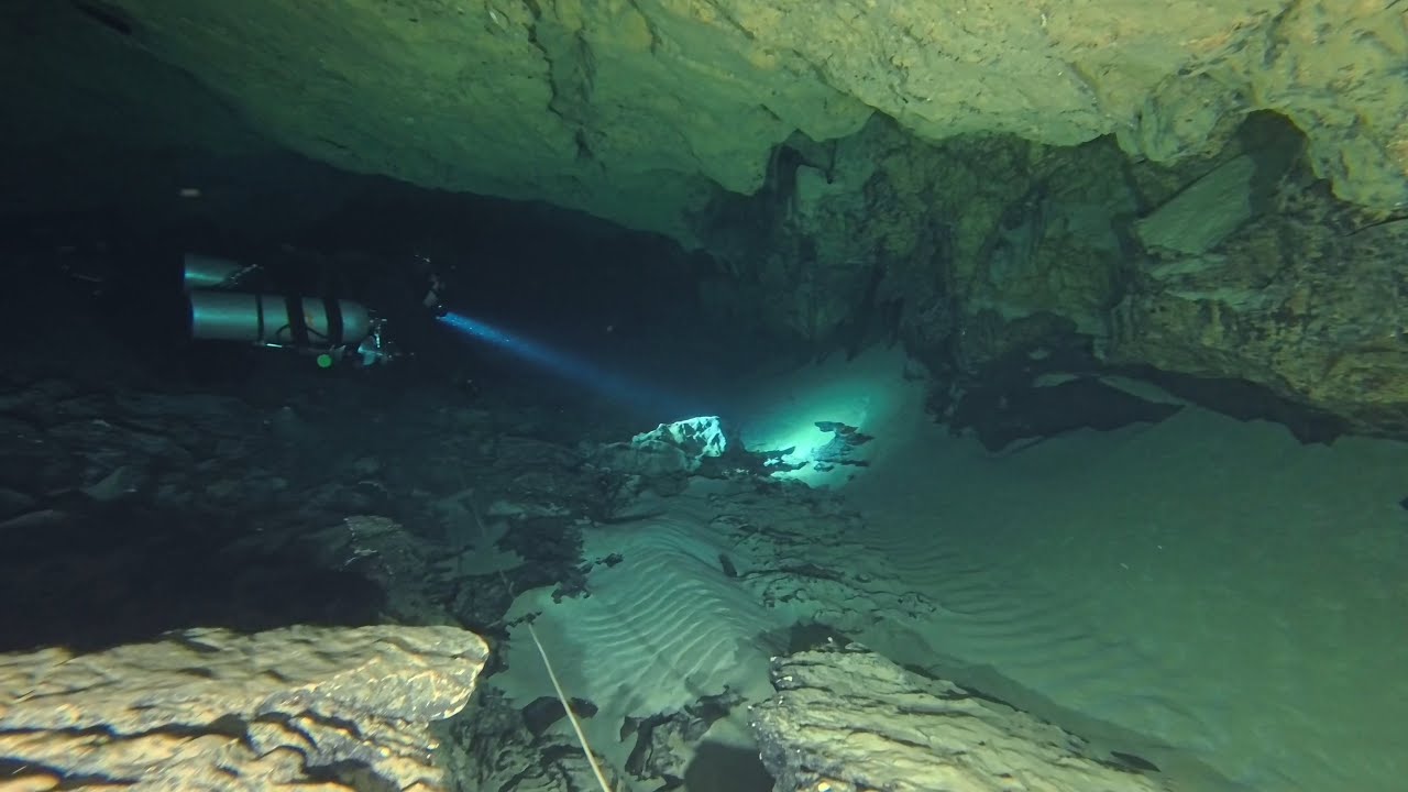 Grotta dei Fontanazzi, a little-known natural gem. Navigating the right branch up to the 2000 Pit