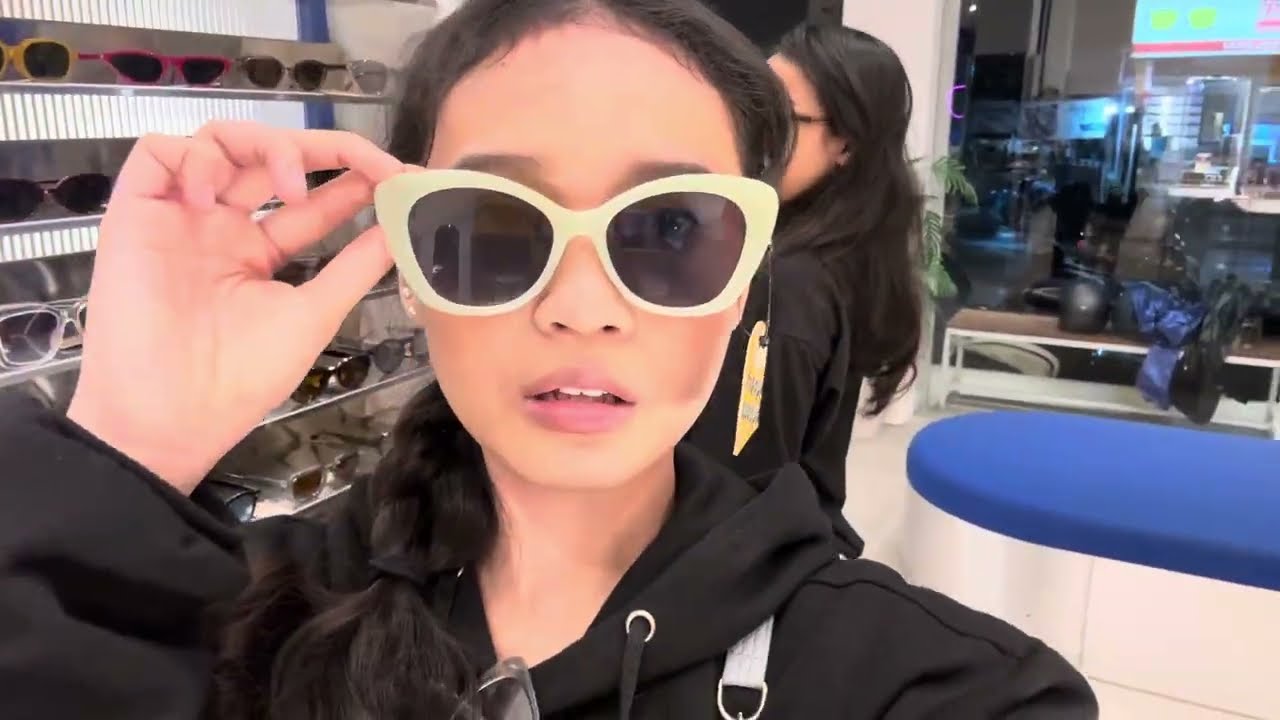 “hunting for aesthetic glasses with friends😎”
