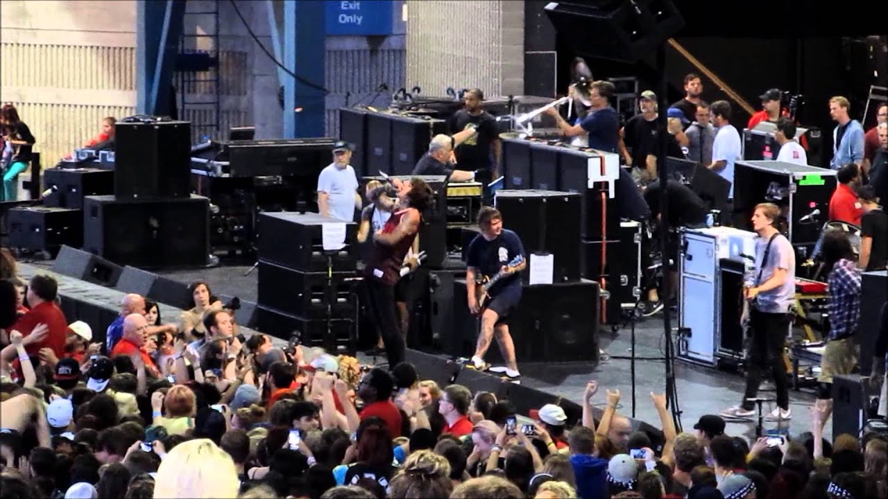Bring Me The Horizon [HD] Warped Tour 2013 @ Milwaukee, WI - Intro, Shadow Moses, Chelsea Smile