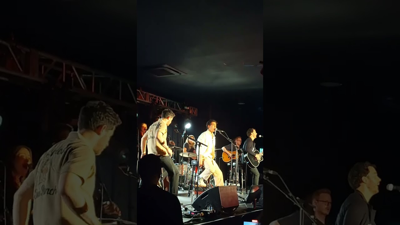 jonas brothers live @ eartH london - summer baby