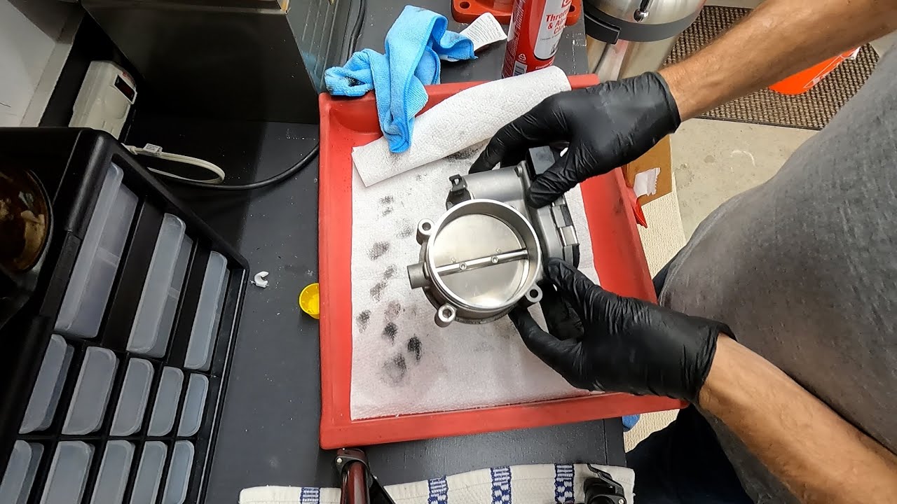 Cleaning the throttle body on my 3.4L 991.1 Porsche 911