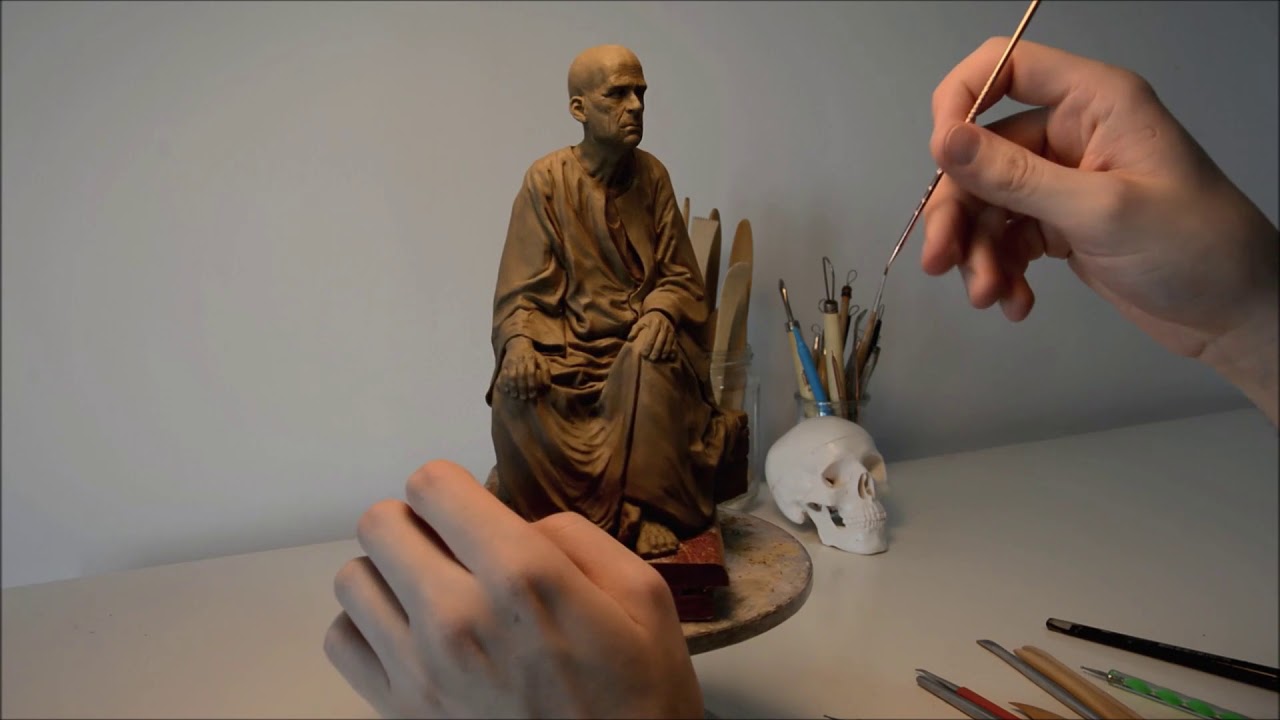 Modelado en barro de una figura de belén.