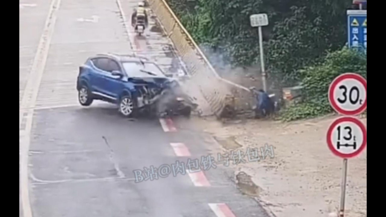 Авария в дождливый день: автомобиль занесло, и он обогнал полуприцеп | Видео с видеорегистратора