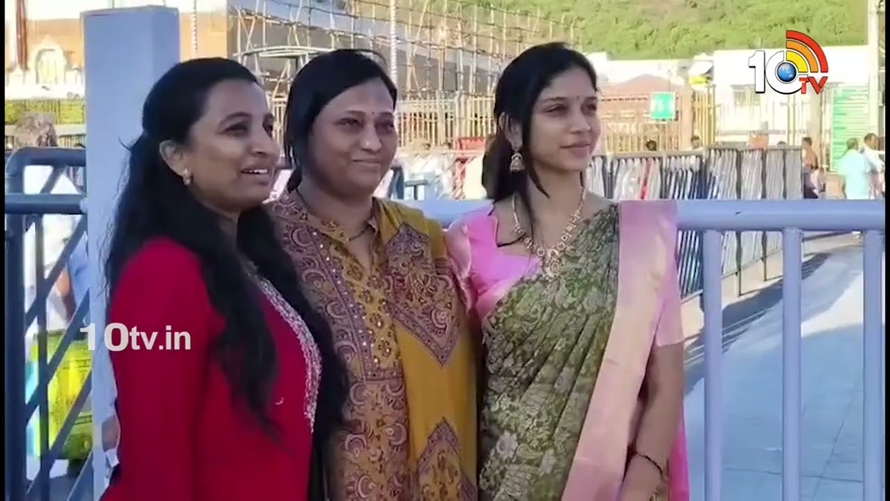 తిరుమల శ్రీవారిని దర్శించుకున్న బ్యాండ్ మేళం టీమ్ | Band Melam Movie Team Visit Tirumala | 10TV ET