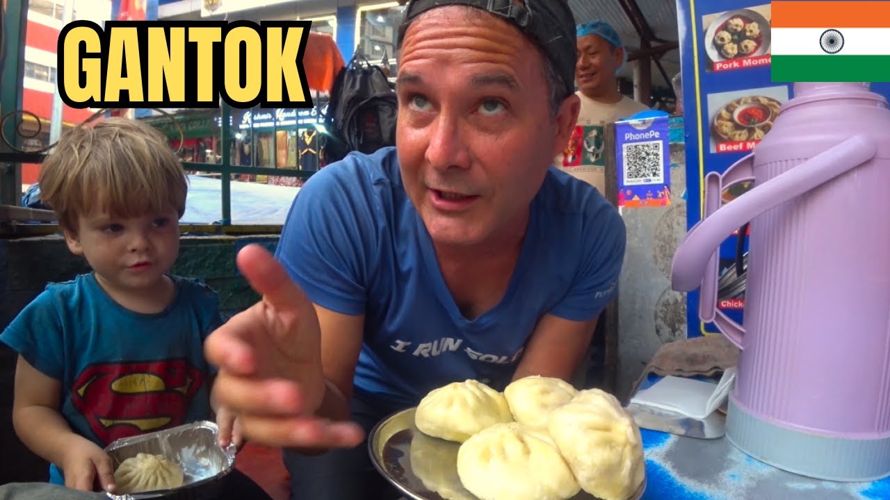 We Tried BUFFALO AND PORK MOMOS For The First Time In SIKKIM 🇮🇳 विदेशीहरूले स्थानीय मोमोज चाख्छन्