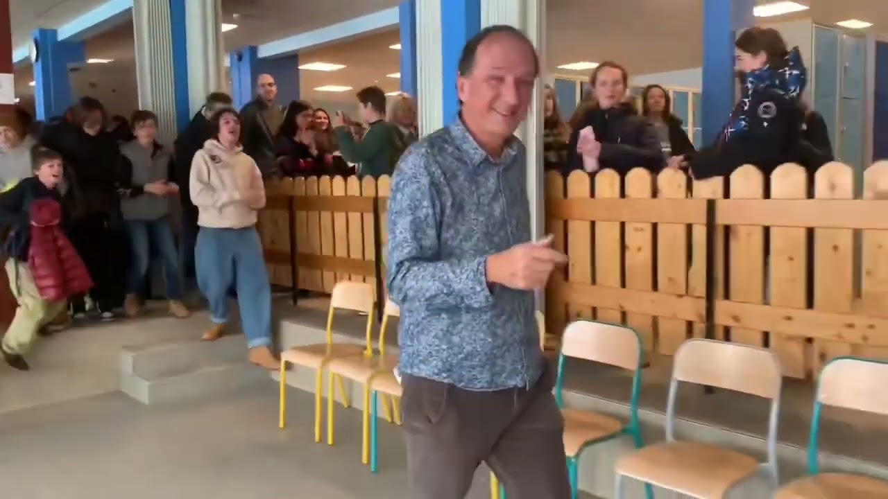LE TRÈS ÉMOUVANT HOMMAGE DES ÉLÈVES À LEUR PROFESSEUR !