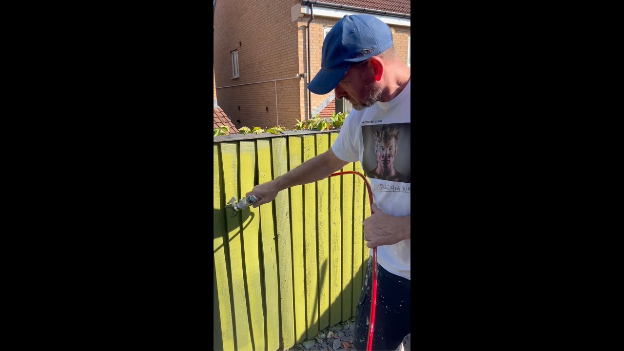 Spray painting of fences by TECNOVER Testarossa Superquattromila Portable Airless sprayer