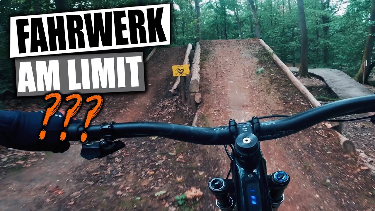 Fette Jumps mit 150 mm Trailbike am Flowtrail Stromberg -  Levo SL Specialized e Light Mtb