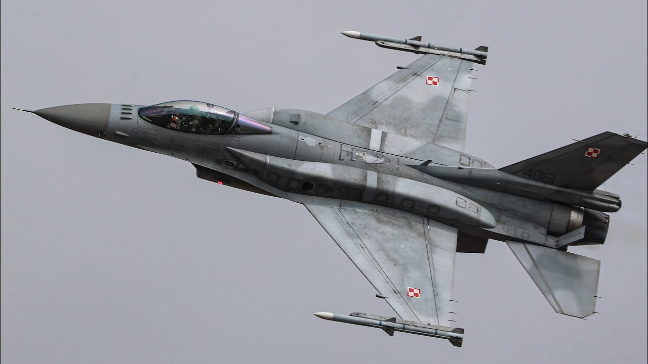 INCREDIBLE POLISH F 16 DRAGGING CLOUDS OVER THE SKIES OF RIAT  4K