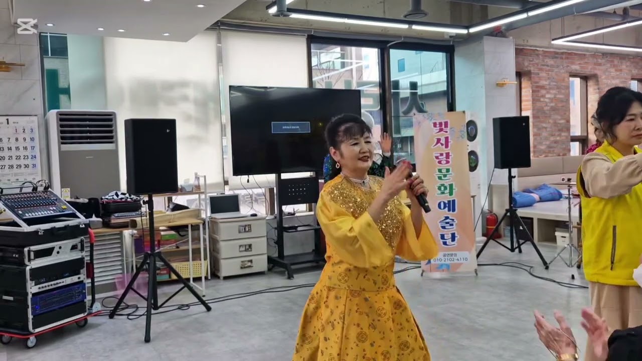 #오라버니 금잔디#가수권진경  사랑방실버케어센타  봉사중한컷 빛사랑문화예술단 