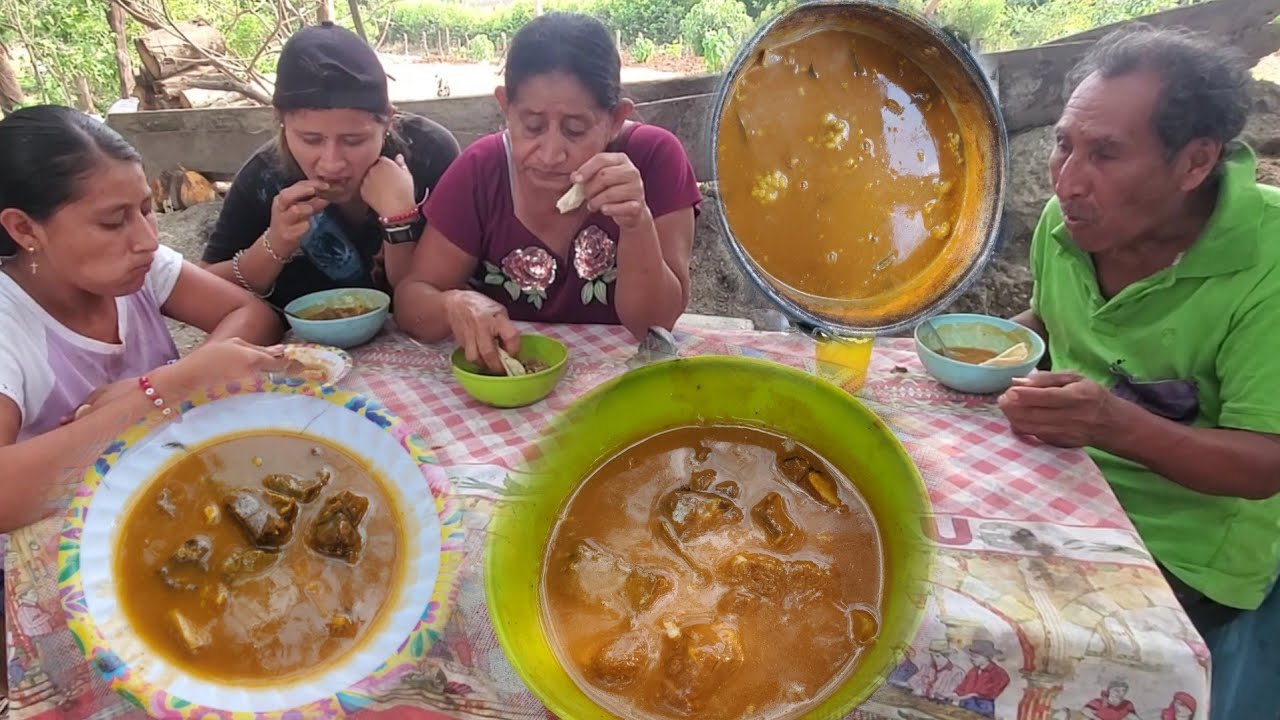 Asi disfrutamos en LA mesa un Rico y delicioso almuerzo revolcado de cerdo asi nos quedo lo plato😋🤯