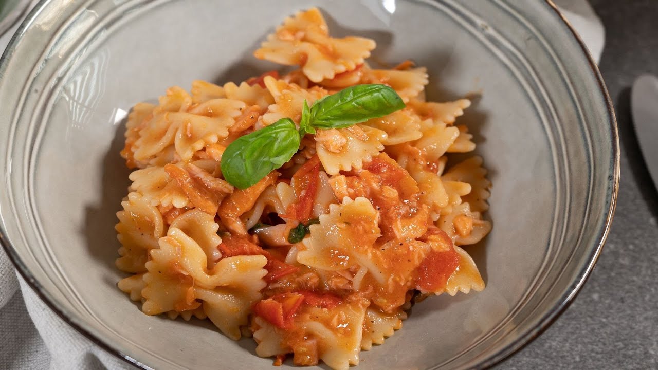 FARFALLE AL SALMONE E POMODORINI SENZA PANNA: pasta veloce e semplice!