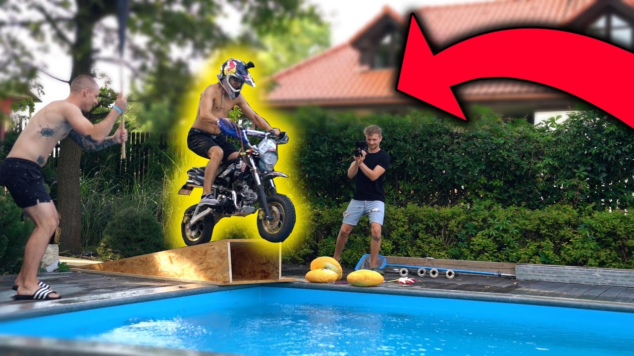 SKOCZYŁEM NA MOTORZE DO BASENU!
