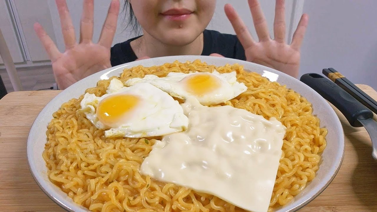 Mukbang cheese ramen 보들보들 치즈볶음면 먹방