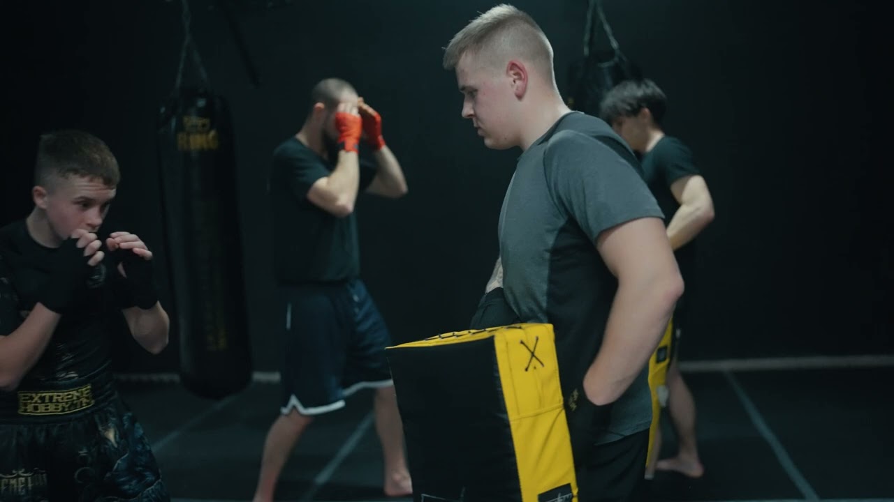 Podstawy Kickboxingu Low kick wycofanie biodra  Low Kick Akademia Kickboxingu