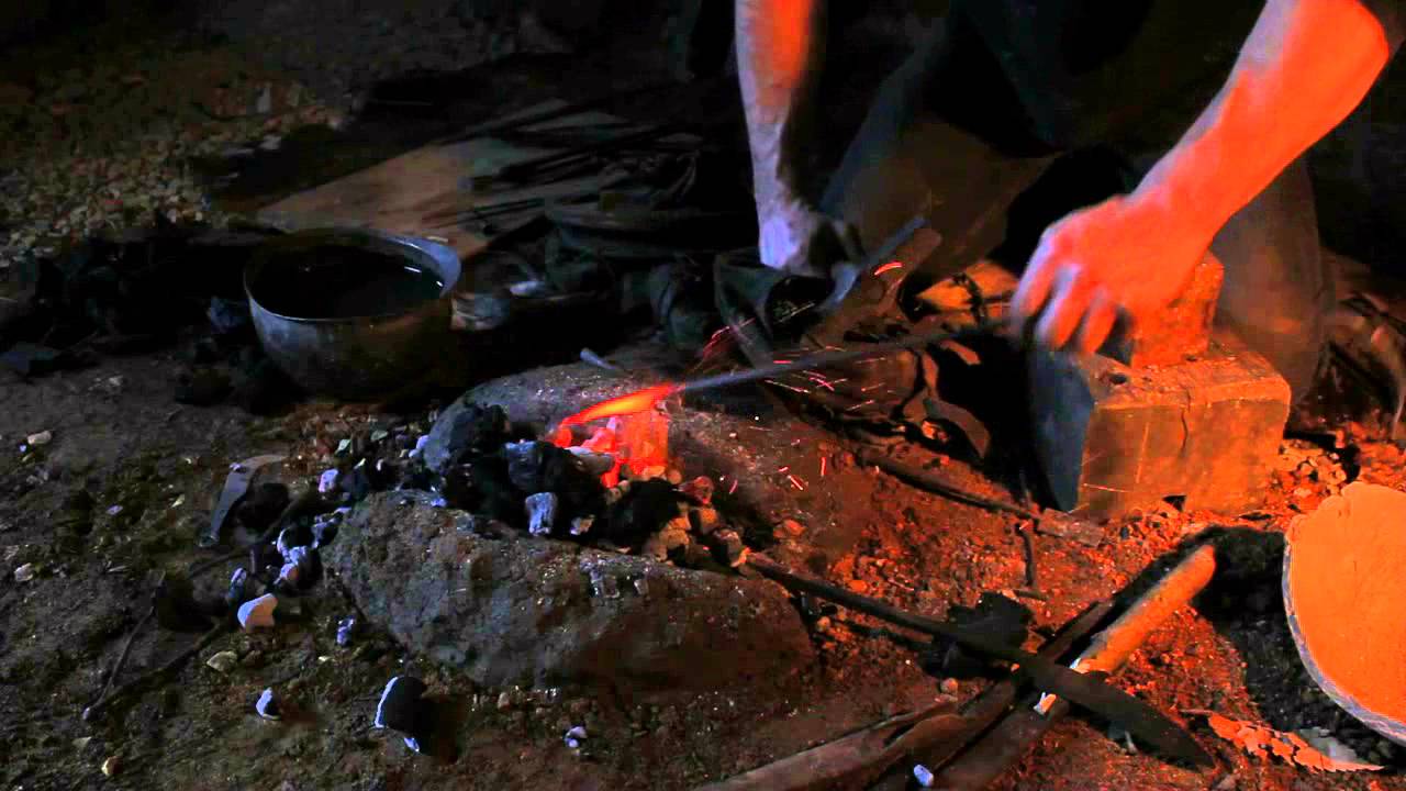 Forge d'une fibule gauloise en fer- making a Gallic fibula