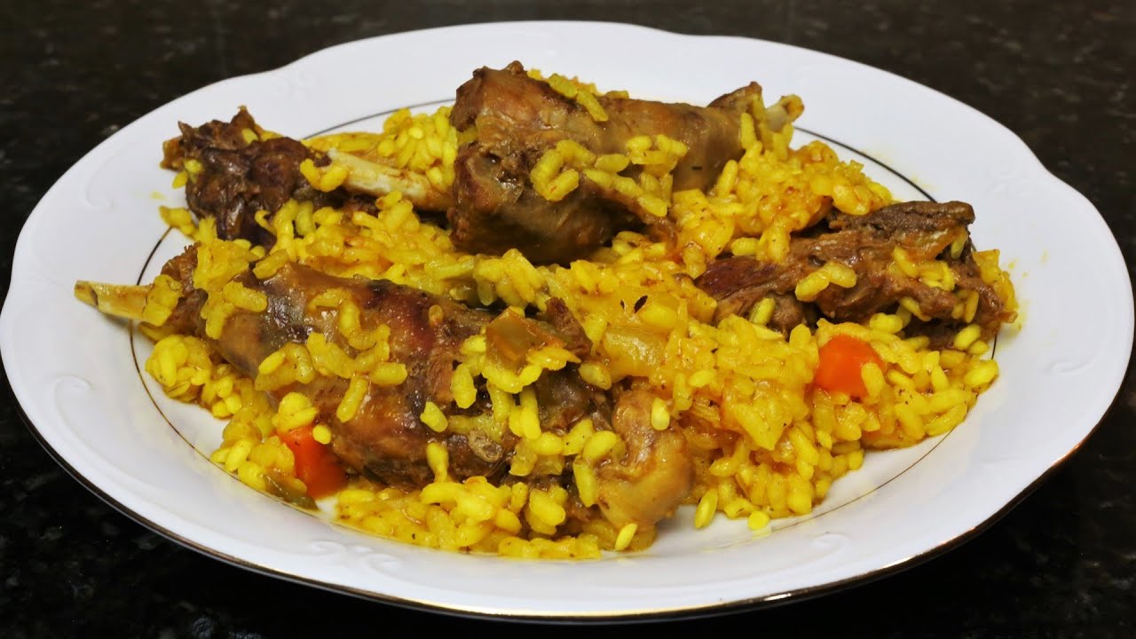 Conejo de campo o caza con arroz
