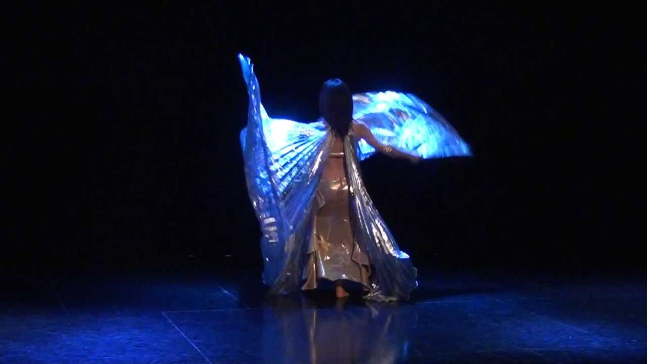 Danza Oriental con alas de isis, Sandra Vidal