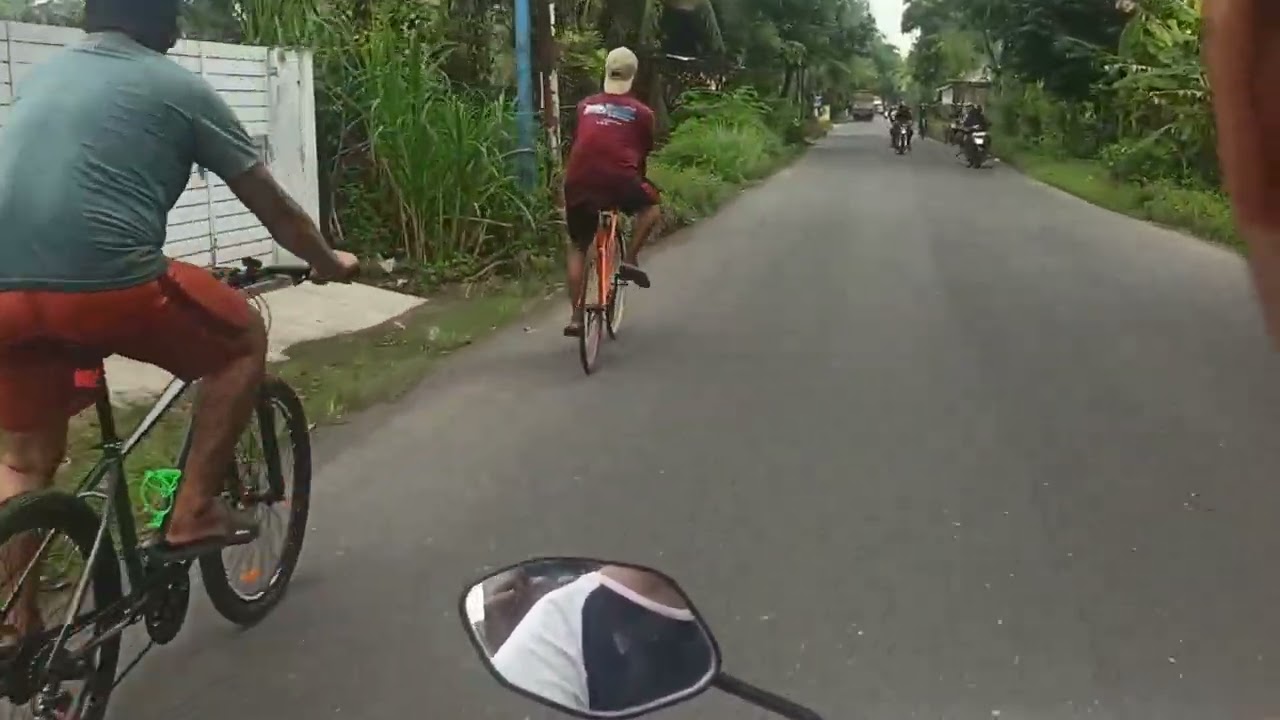Faezya motor vlog dan mang Deni motovlog mau pulang ke rumah habis dari pantai heppiii ayam putih 