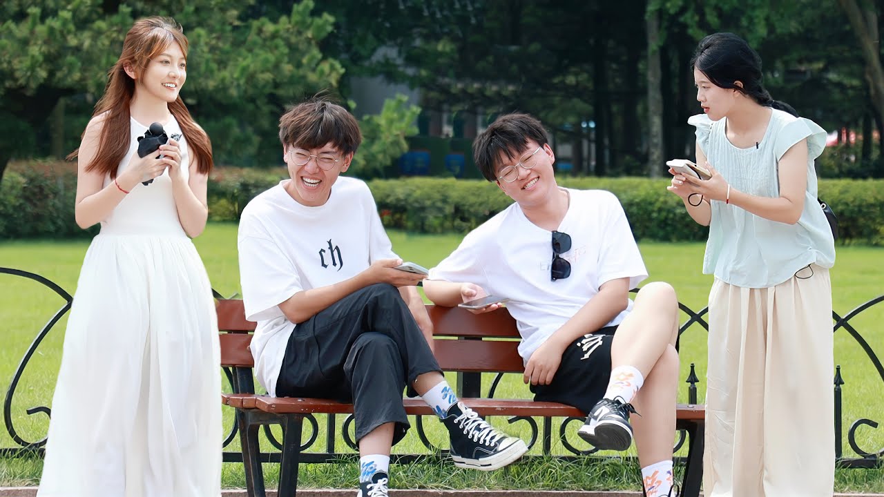 Young Man Is Called Uncle by Two Girls in Succession | Prank 当连续被两个陌生女孩叫叔叔，男生没忍住把水喷了出来