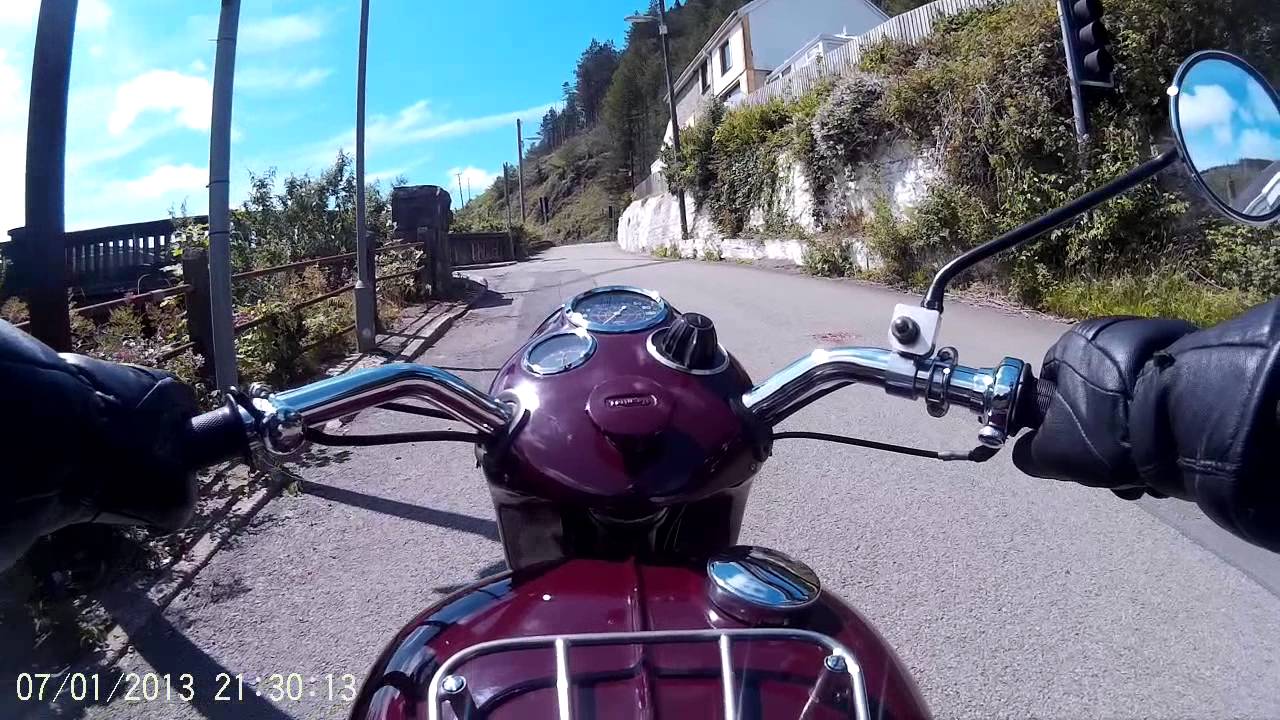 Triumph Speed Twin 1956, riding.