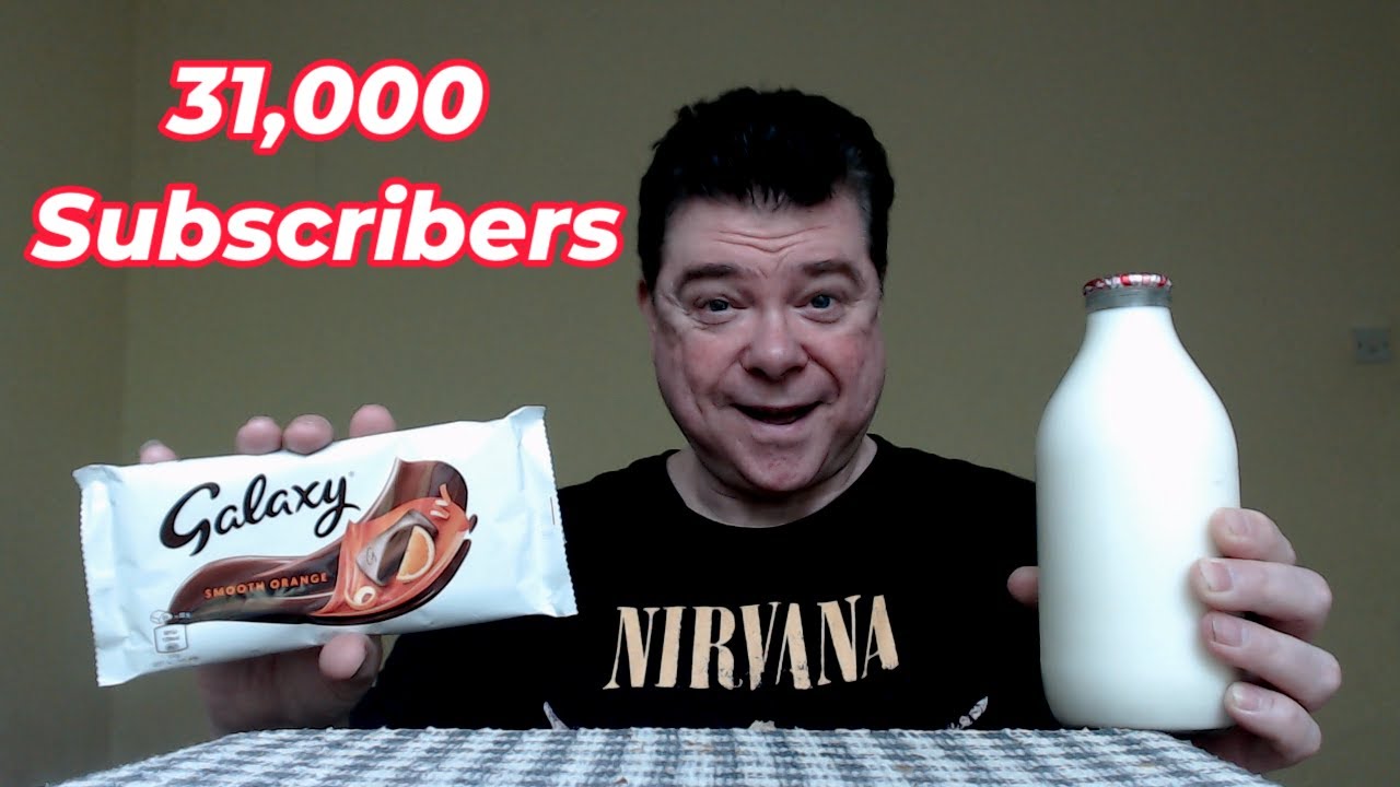 ASMR — 31 000 подписчиков (поедают шоколад Galaxy Smooth Orange с ледяным молоком)