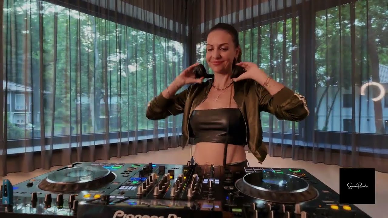 Room 8 - Die Newcomer-Show S2E7 mit MELLA MARA
