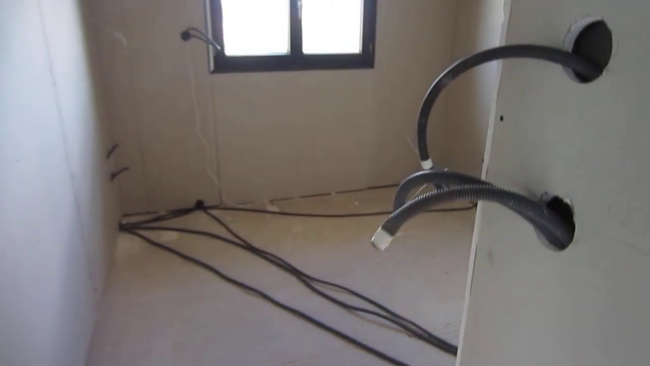 Installation électrique d'une villa neuve, première étape : pose des gaines d'alimentation