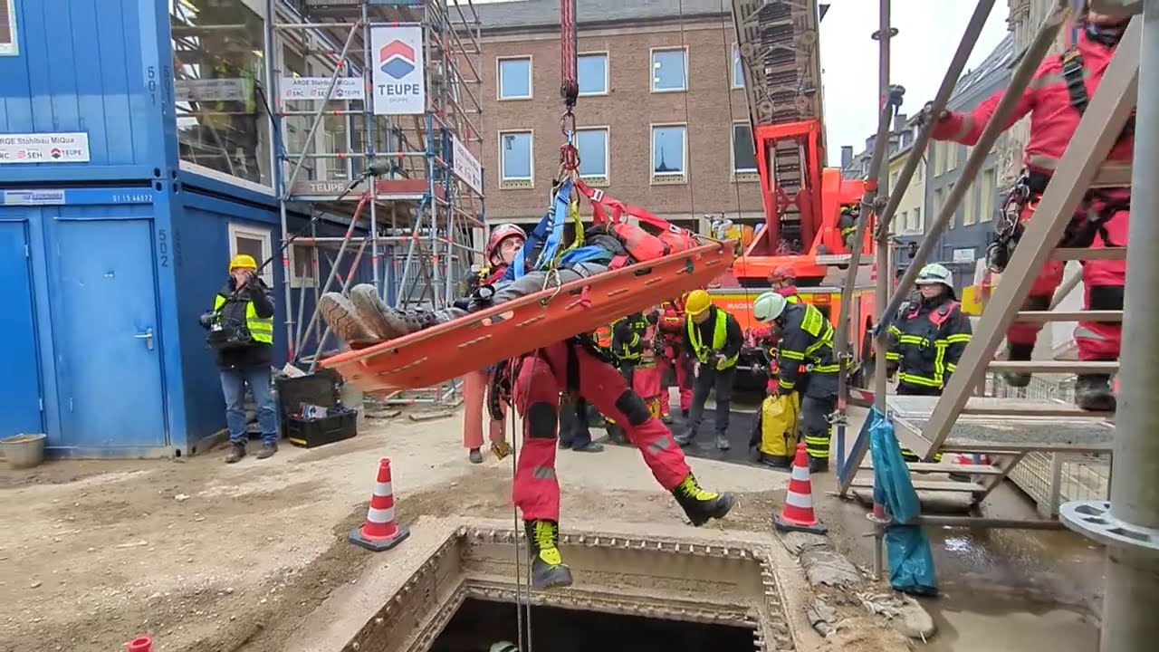 Höhenrettungsübung der Feuerwehr Köln auf der Baustelle des MiQua, Februar 2025, Teil 2