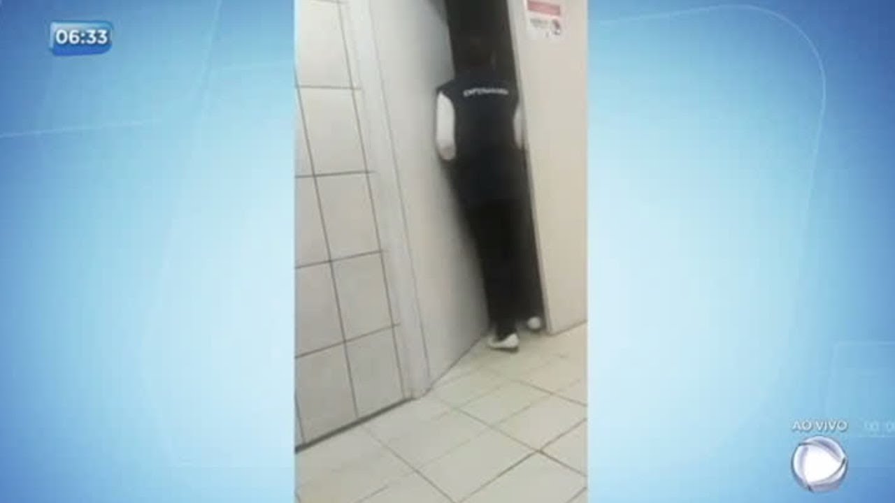 Funcion&aacute;rios de posto de sa&uacute;de fazem festa durante expediente
