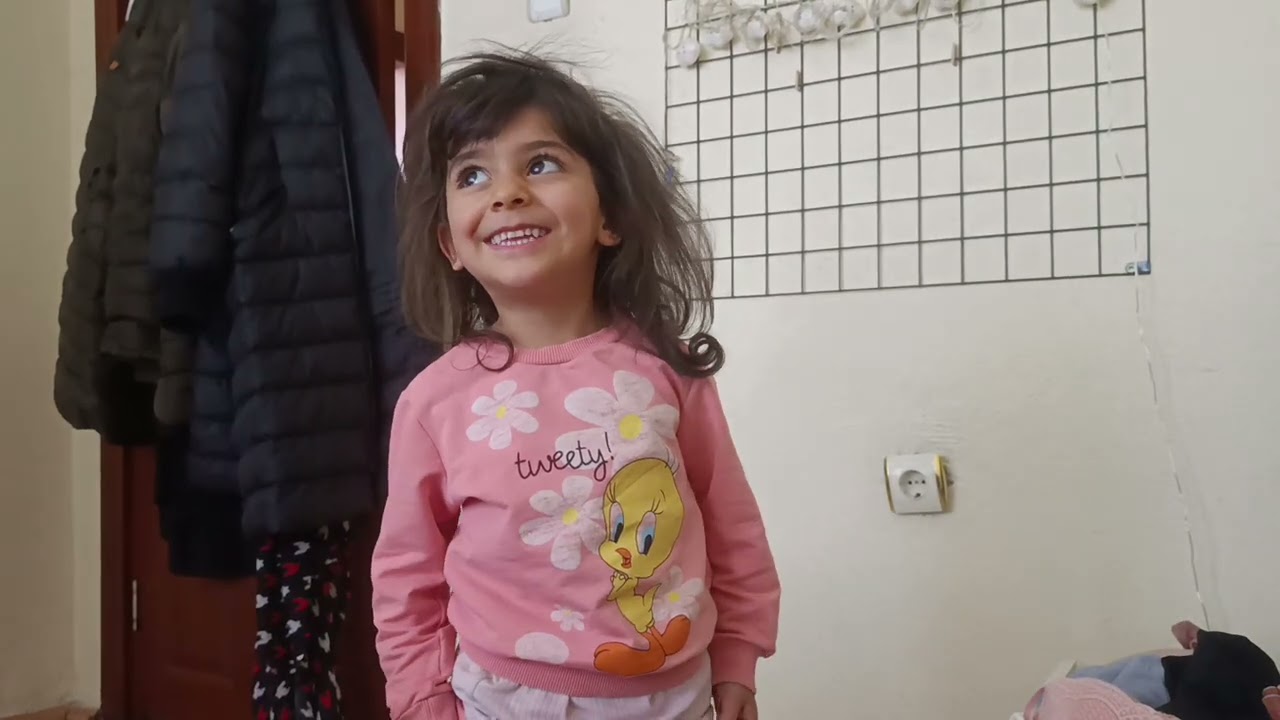 Ekim'e absürt sorular sordum. Sen küçükken kaç yaşındaydın? Kedimiz konuşsaydı sana ne derdi?