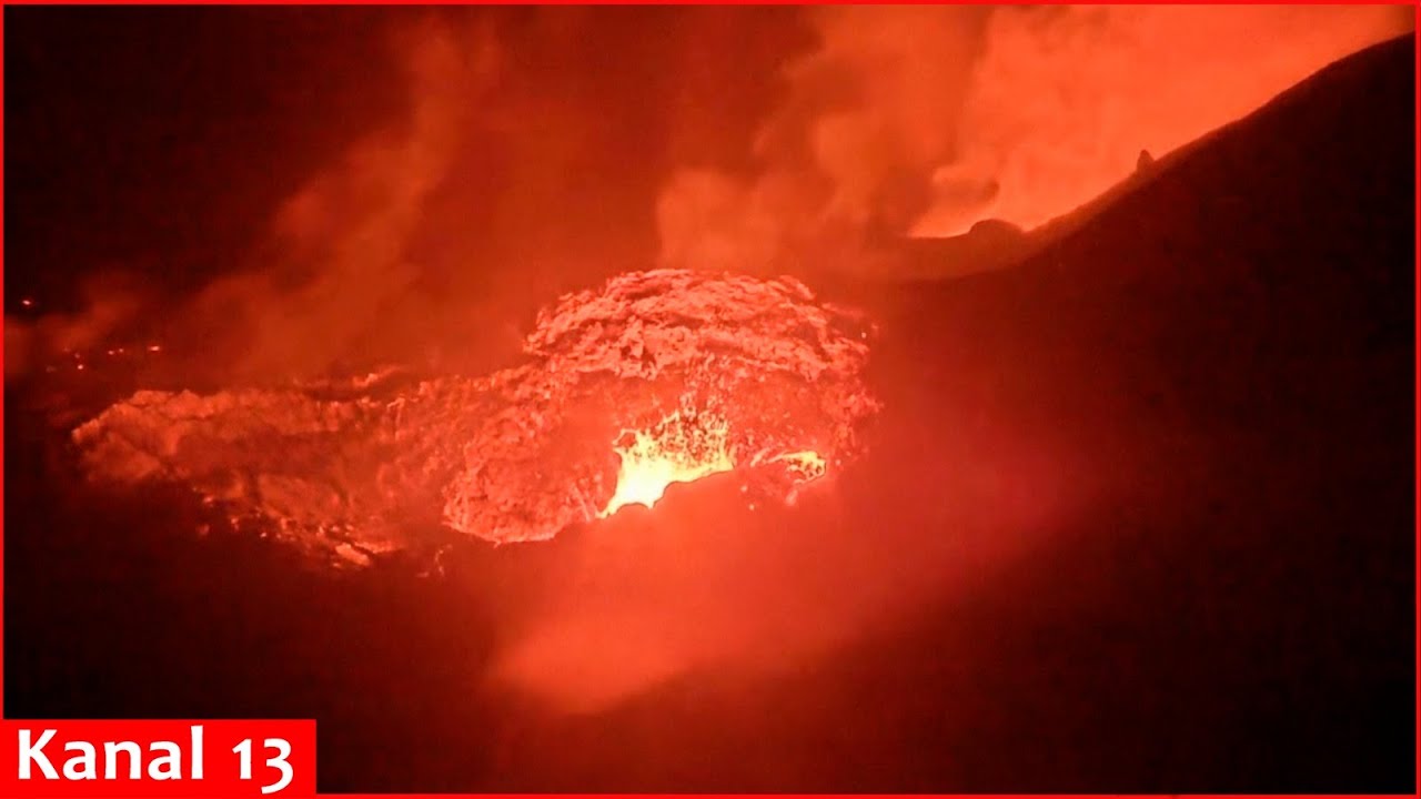 Live of Mount Kilauea erupting in Hawaii