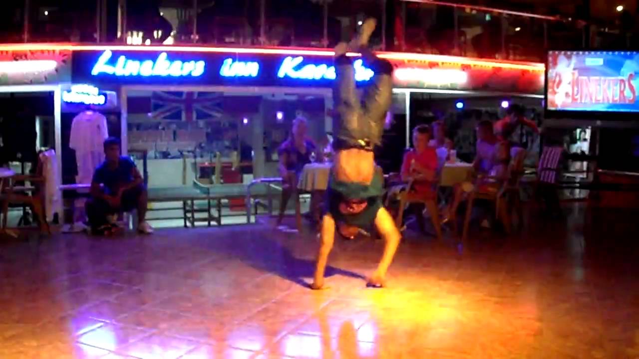 Turkish Breakdancers - Linekers Bar in Altinkum, Turkey (12.08.10)
