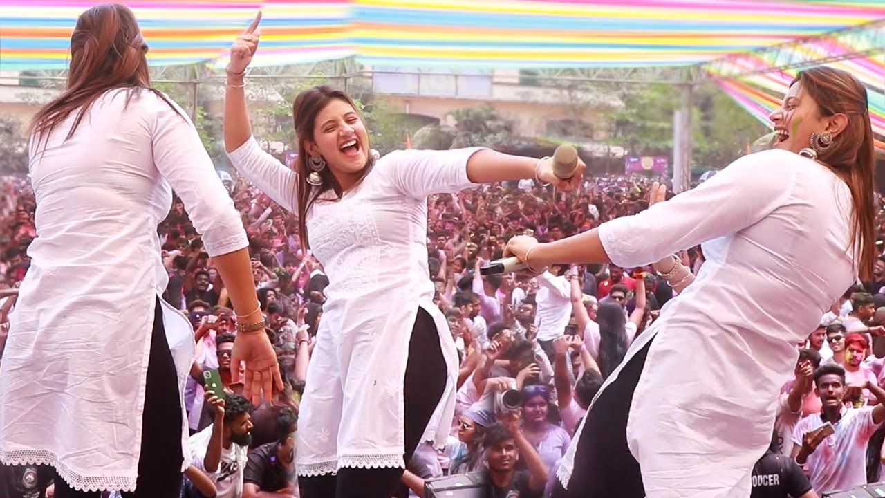 Kachcha Badam Fame Anjali Arora LIVE Dance At Holi Party 2023 With DJ Ali Merchant