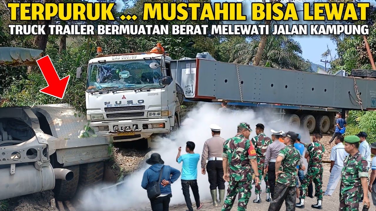 TRUK TRAILER BERMUATAN BERAT TERPURUK DI TIKUNGAN SEMPIT !!! LANGSUNG DIKAWAL KETAT APARAT TNI