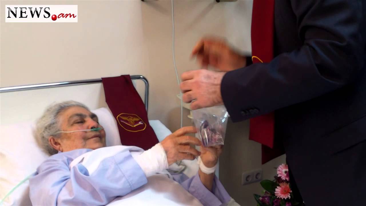 Manvel Grigoryan visited Vazgen Sargsyan's mother in hospital