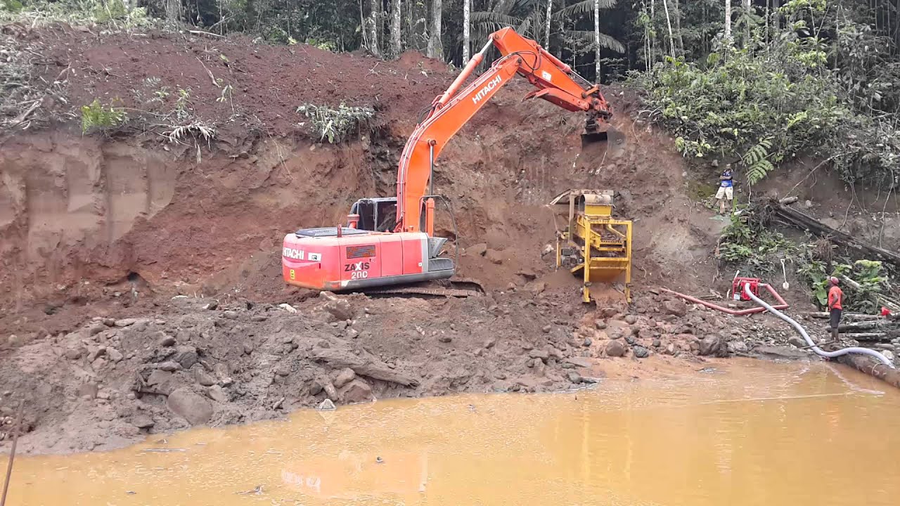 20 tonne Hitachi excavator feeding our GWP plant.