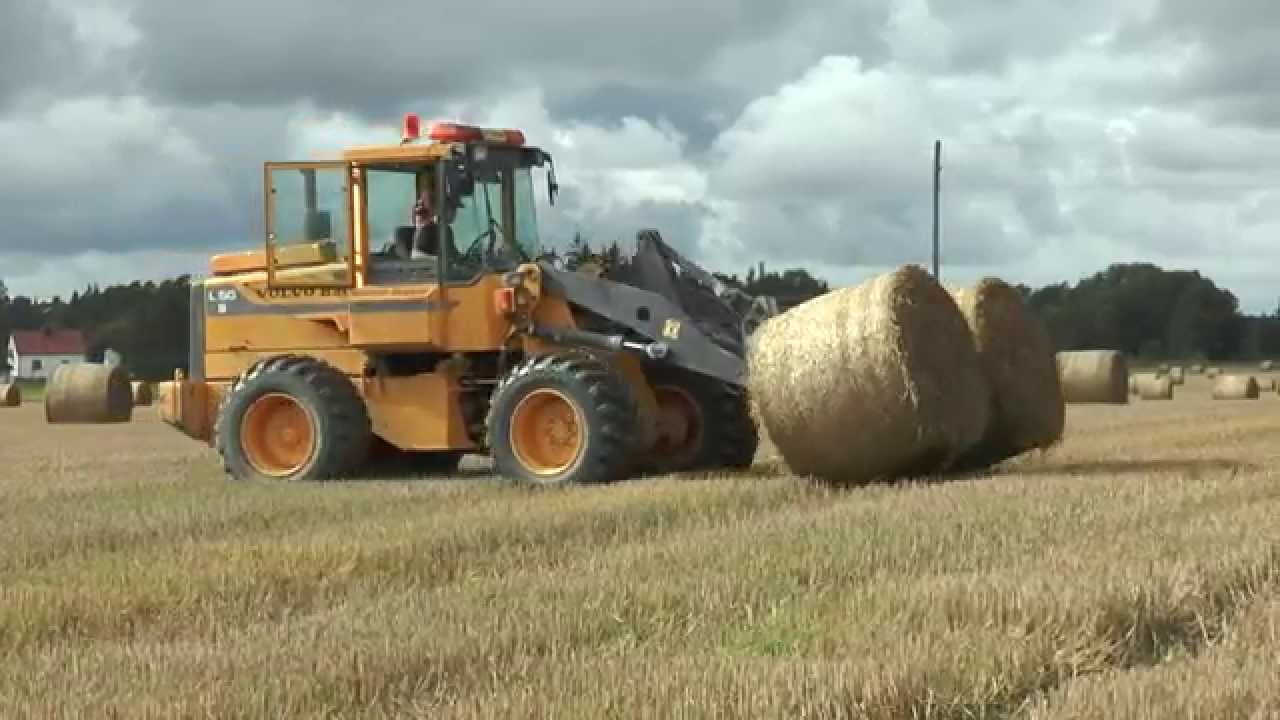 Volvo BM L50B loader big bales on a John Deere 6610  2014 Full HD