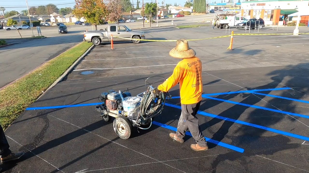 Así se pintan las lineas de un estacionamiento en California