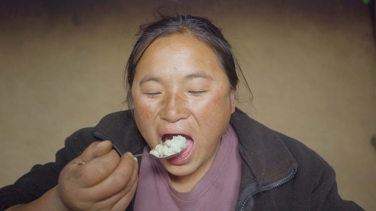 jina cooks fry rice after her day work || mirror of rural Nepal || @shepherdlifeofnepal