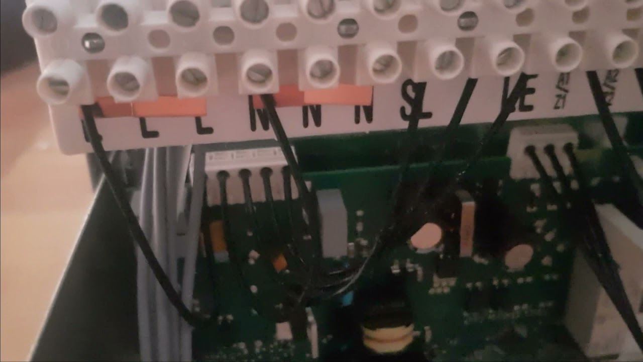 Calorifer electric trifazat cu roca vulcanica.