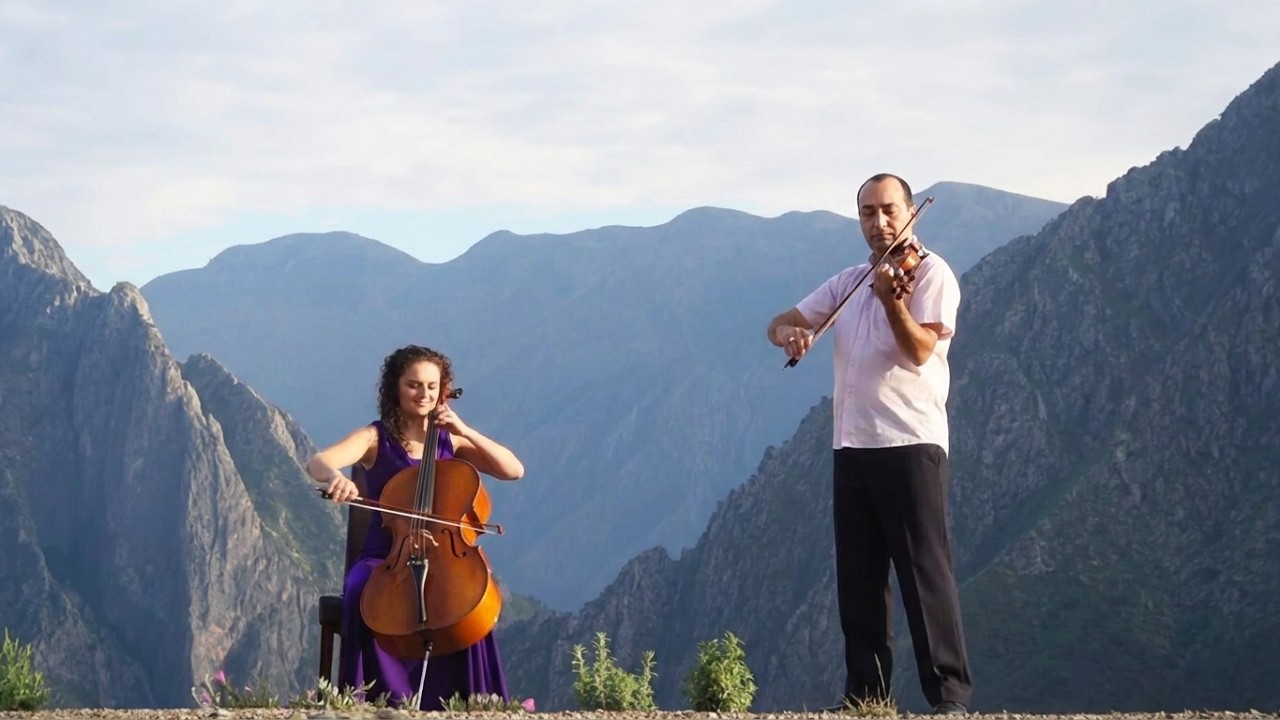 Duo Tadeo - Más allá del sol
