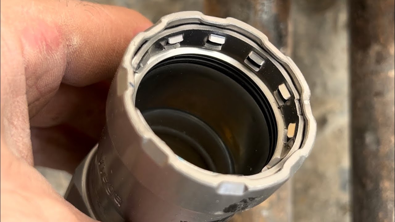 Sertissage de vannes d&rsquo;arr&ecirc;t sur installation de chauffage sous pression, en gelant les tuyaux !